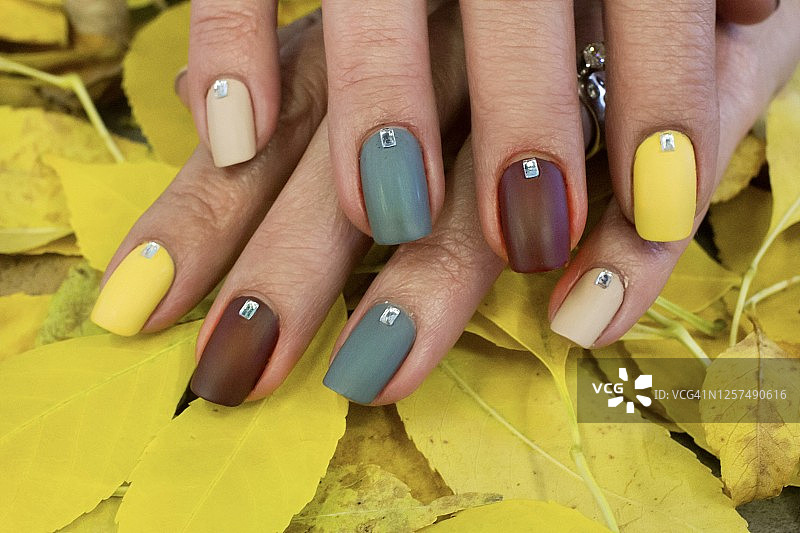 秋季色彩美甲设计图片素材