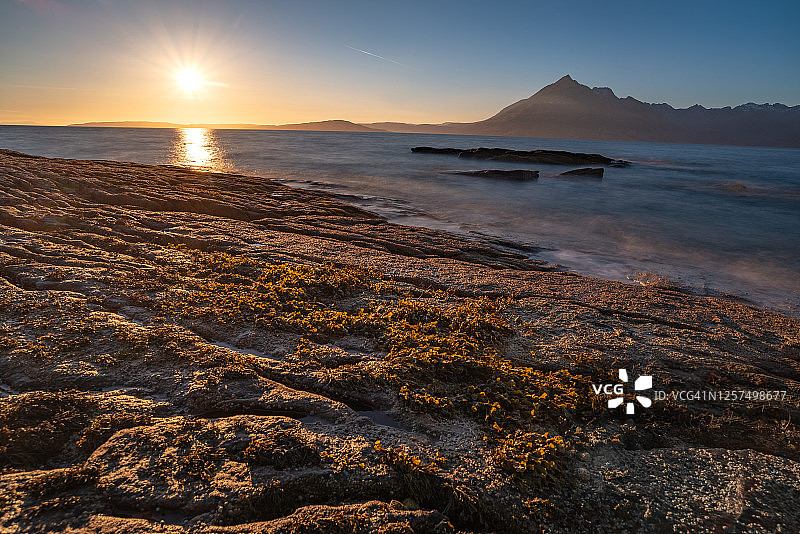 斯凯岛著名海滩的迷人日落图片素材