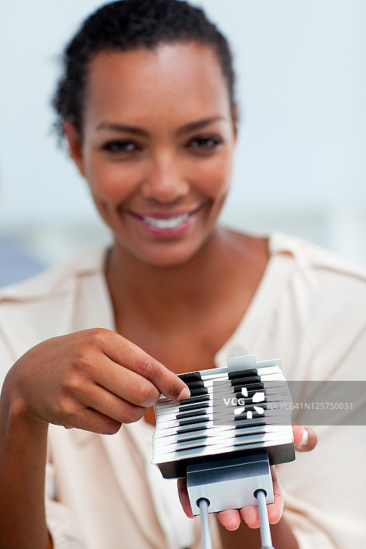 自信的女商人查看名片夹图片素材