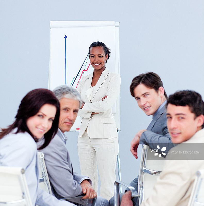 商务人士在做演示图片素材