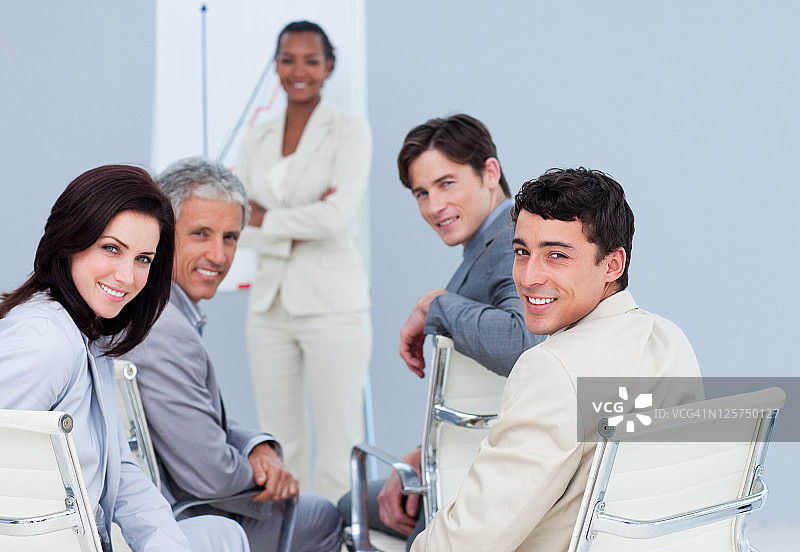 在演示会上笑容满面的国际商务人士图片素材