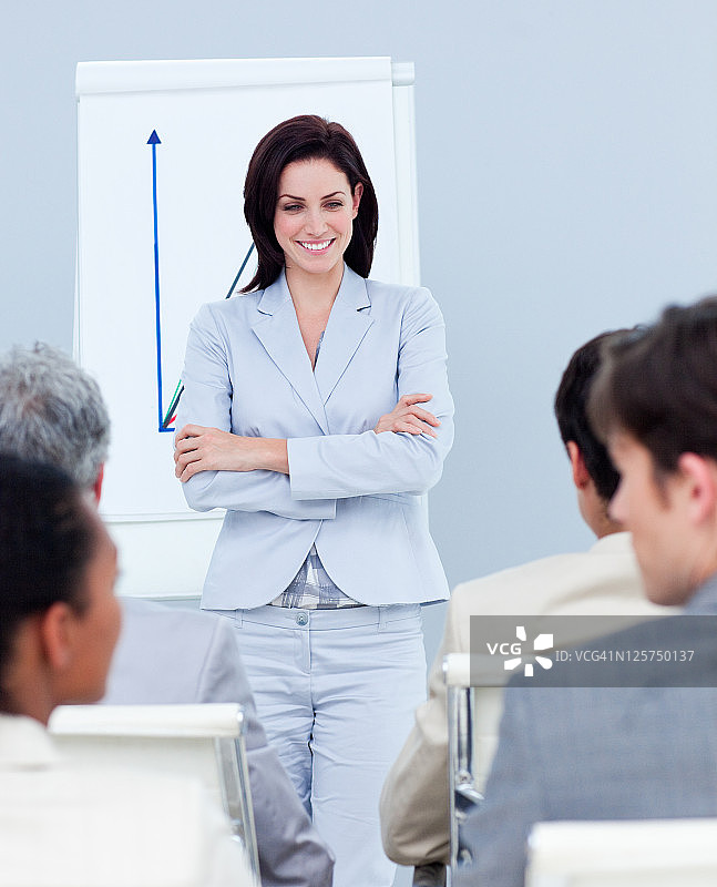 做演示的迷人女商人图片素材