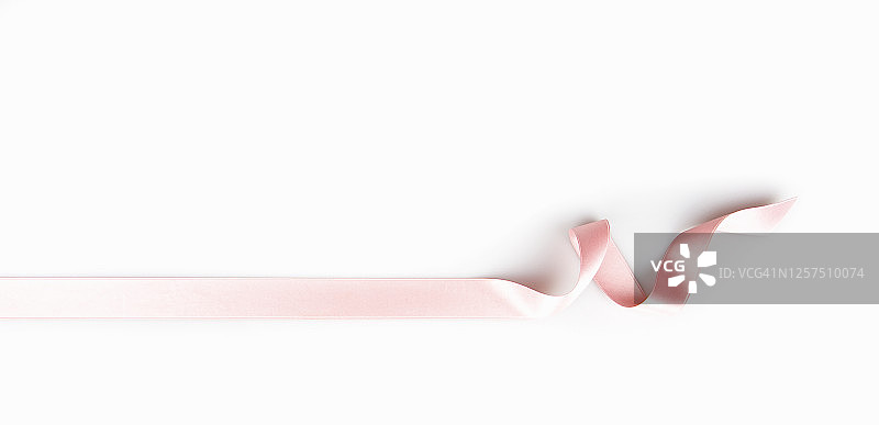 白色背景上的粉色彩带图片素材