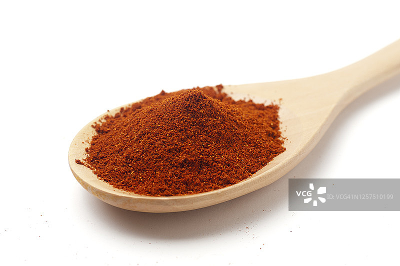 木制厨房勺子上的研磨辣椒粉图片素材
