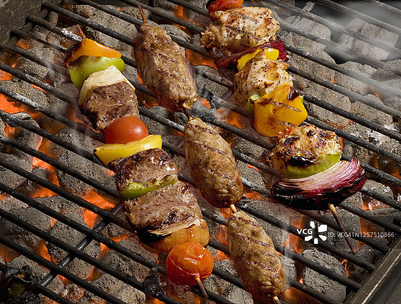 烤肉串在开放式烤架上烹饪图片素材