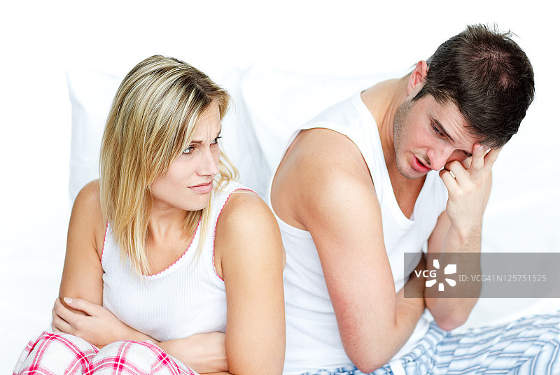 在床上争吵的愤怒夫妇图片素材