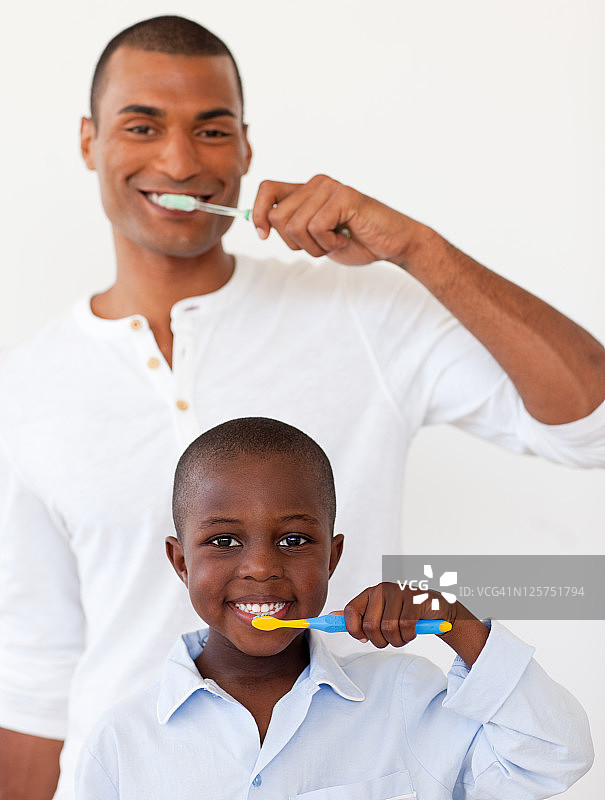 父亲和儿子一起刷牙图片素材