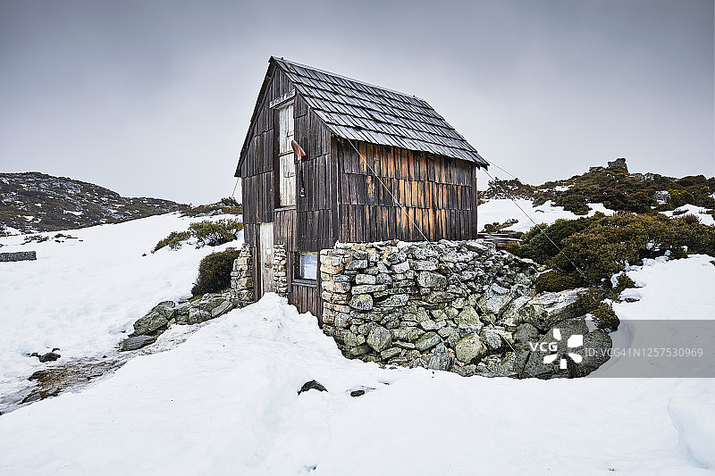 澳大利亚雪地里的古老木屋、小屋，徒步旅行者紧急避难所图片素材