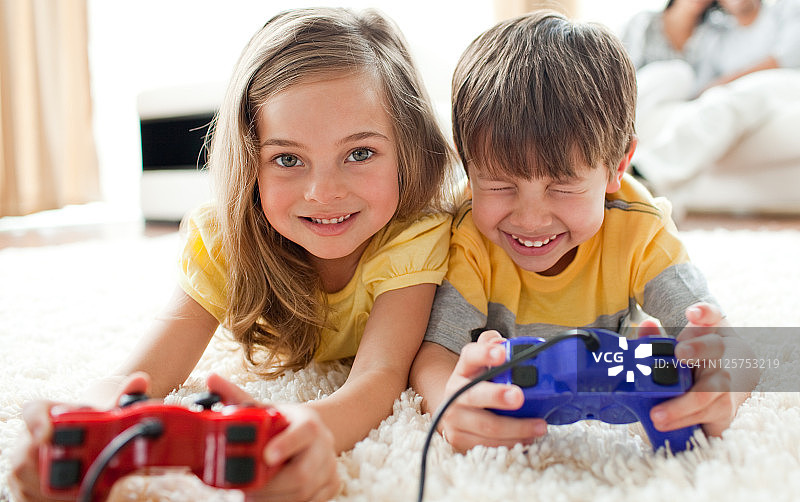 兄妹玩电子游戏图片素材