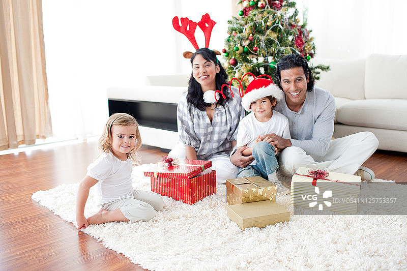家人在家玩圣诞礼物图片素材