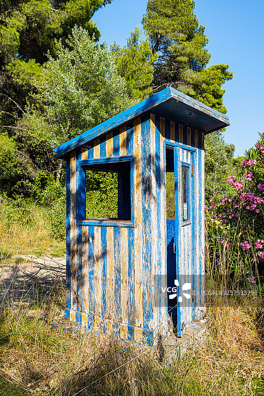 废弃的蓝白色保安岗亭图片素材