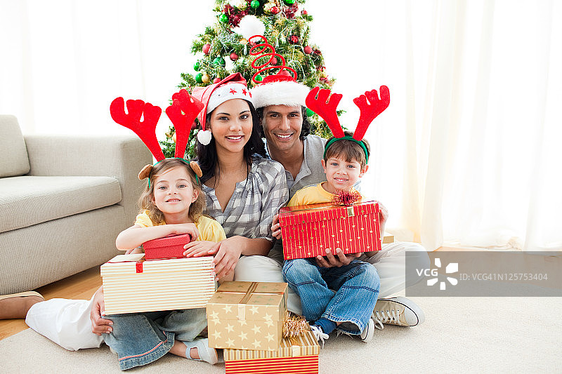 一家人装饰圣诞树图片素材