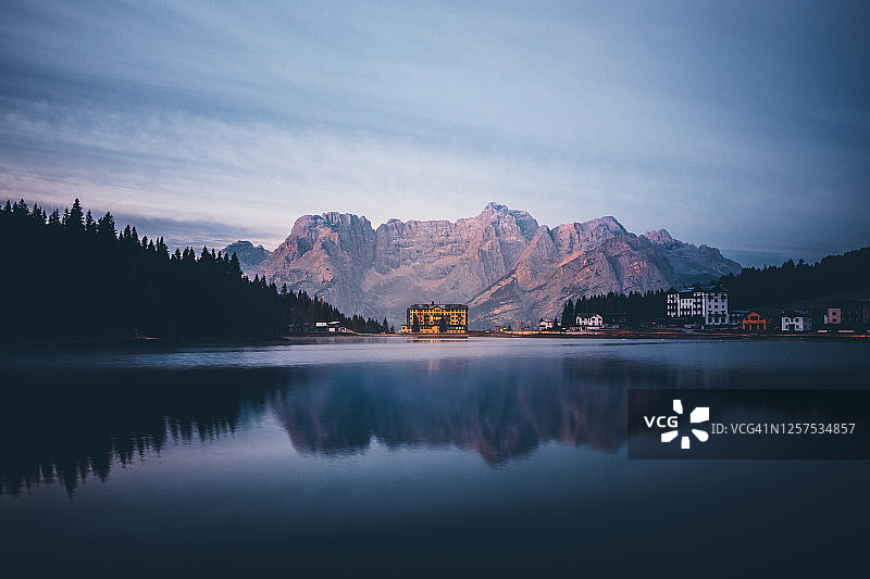 意大利多洛米蒂山米苏里纳湖日出景观图片素材