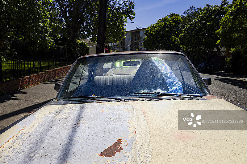 斑驳的旧汽车和遮阳板图片素材