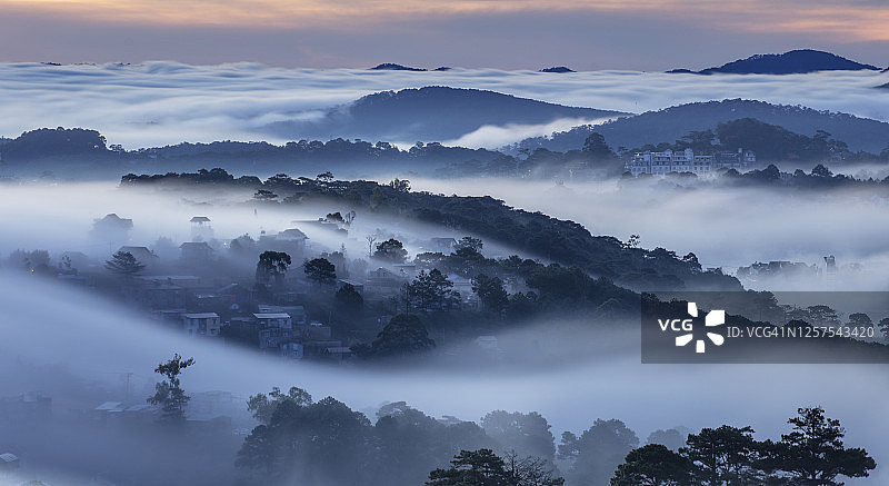 雾中的城市——越南大叻图片素材