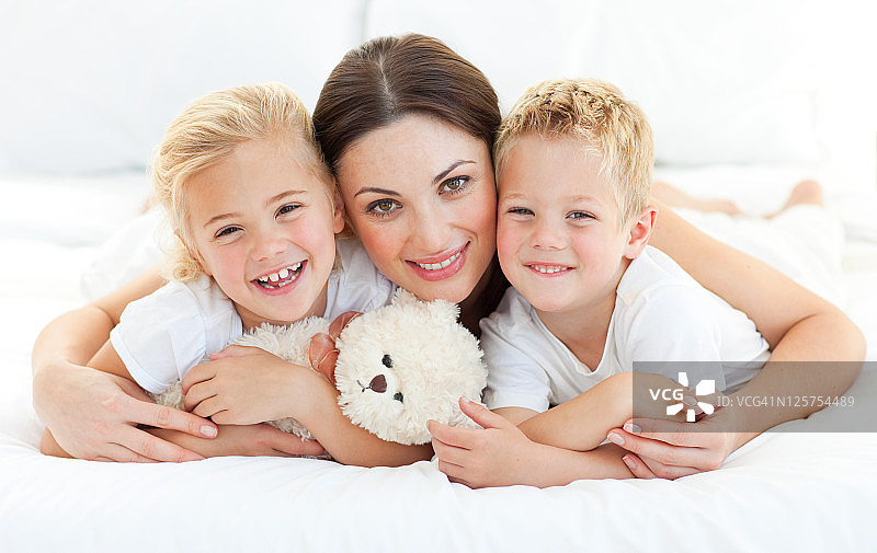 动画兄弟姐妹和他们的母亲躺在床上图片素材