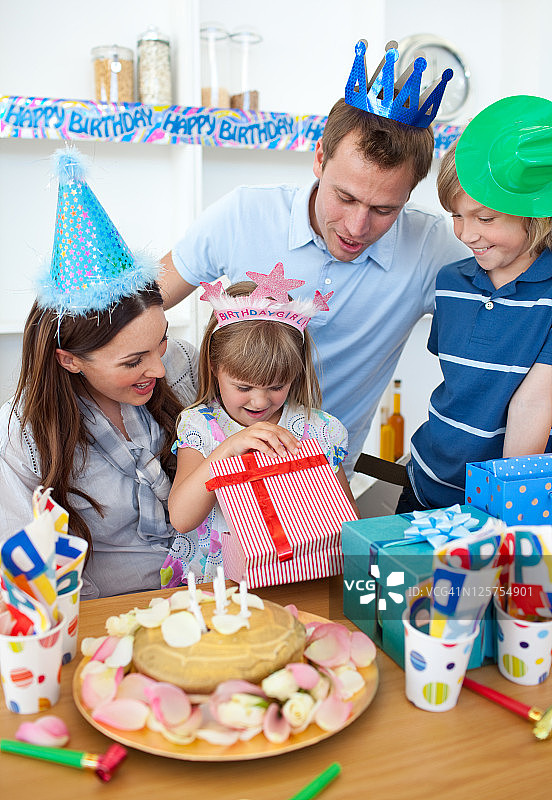 庆祝生日的微笑小女孩图片素材