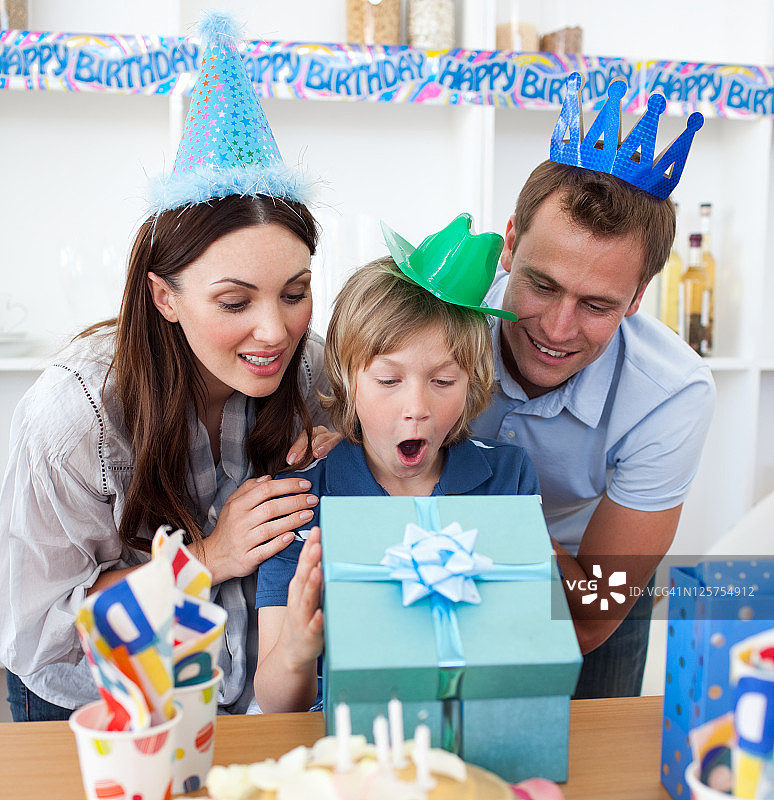 金发儿童庆祝生日图片素材