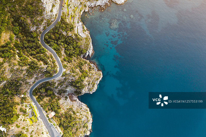 意大利阿马尔菲海岸沿海公路和深蓝色大海图片素材