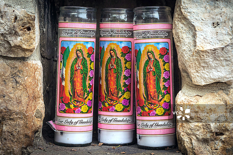 三支祈祷蜡烛图片素材