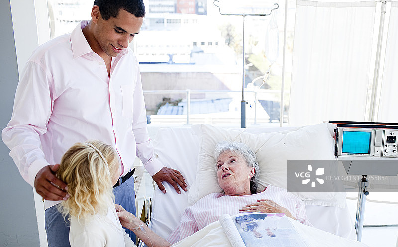 金色头发小女孩和父亲拜访祖母图片素材