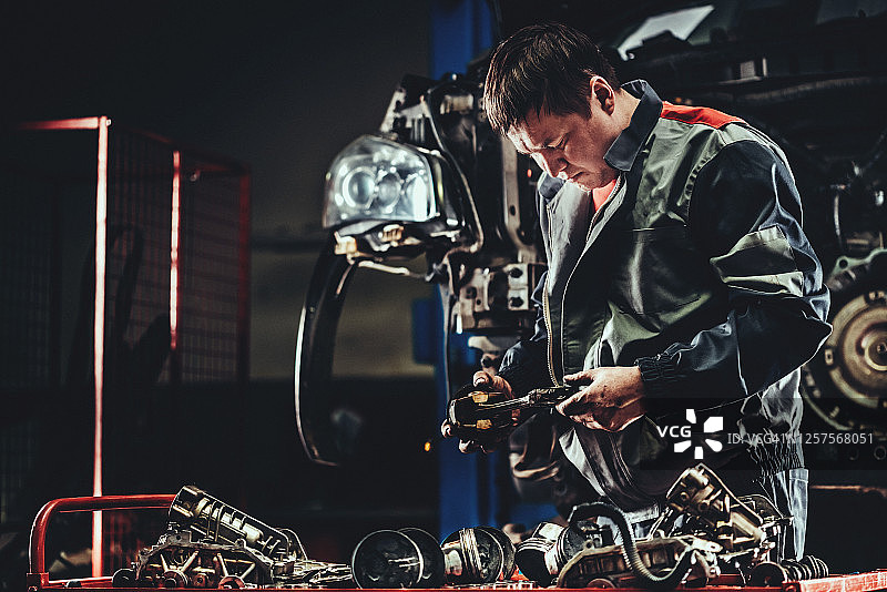 汽车修理工检查汽车发动机零件图片素材