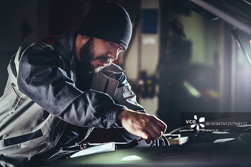 汽车修理工在汽车修理店修理汽车图片素材