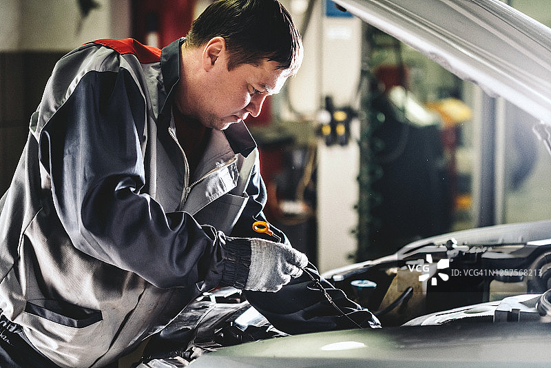 汽车维修服务：检查机油液位图片素材