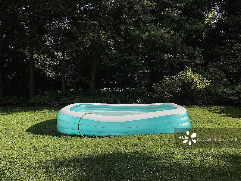 后院的充气游泳池图片素材