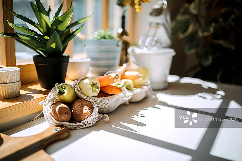 现代厨房餐桌，配有新鲜蔬菜图片素材