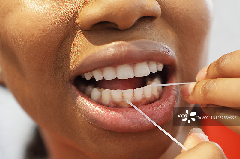 女人用牙线清洁牙齿图片素材