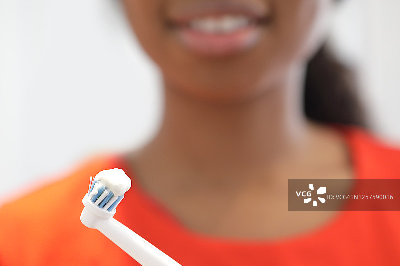 女人用电动牙刷刷牙图片素材