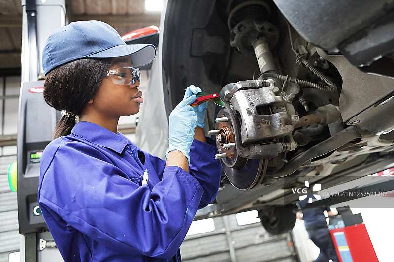 女修理工在车库工作图片素材