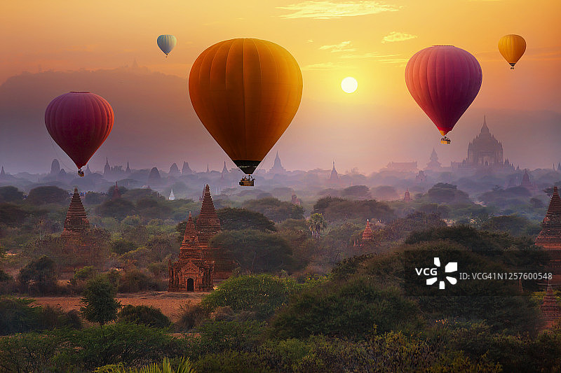 缅甸蒲甘的热气球体验图片素材