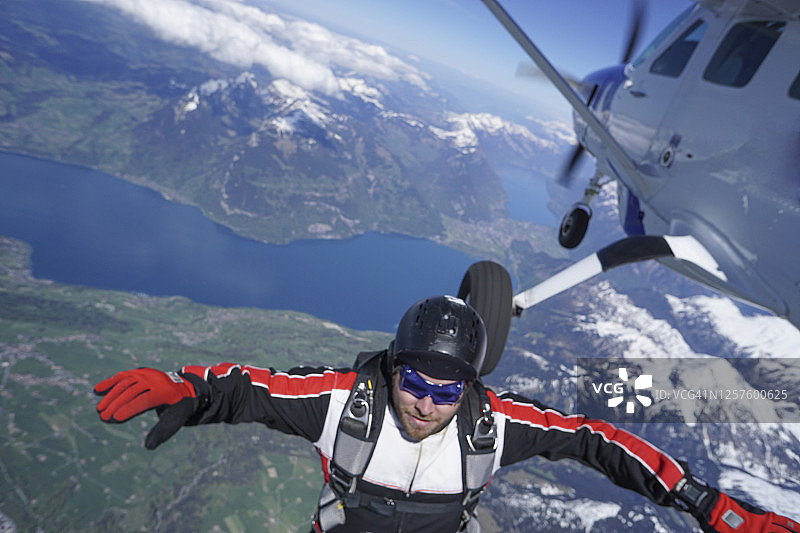 跳伞员高空俯瞰山脉图片素材