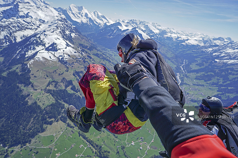 跳伞员高空俯瞰山脉图片素材