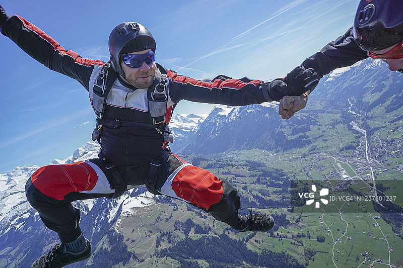 跳伞员高空俯瞰山脉图片素材