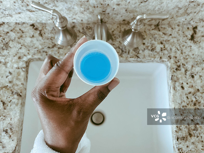 女人拿着一杯漱口水图片素材