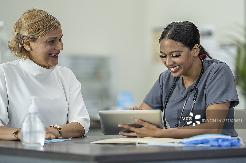 女医生在诊所与病人会面图片素材