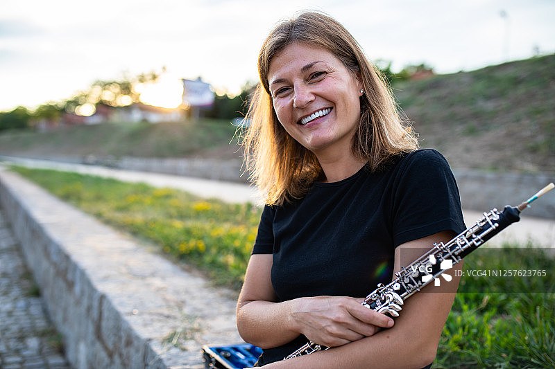 微笑的双簧管演奏者图片素材