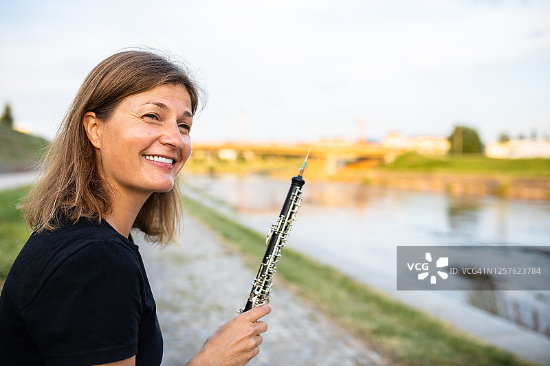 女双簧管演奏者图片素材