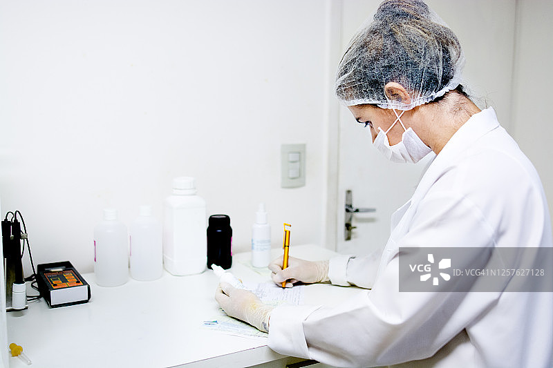 在实验室制备化学制剂的女人图片素材
