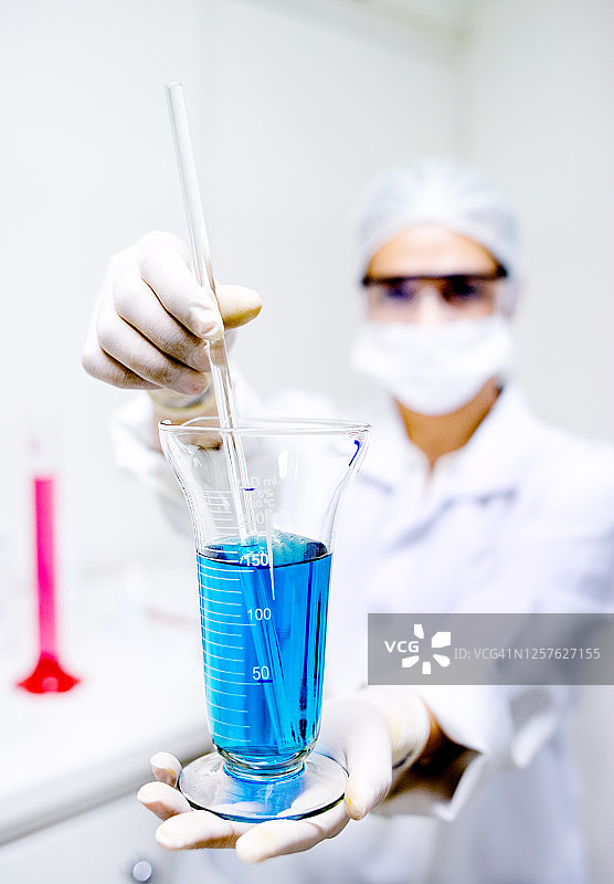 在实验室制备化学制剂的女人图片素材