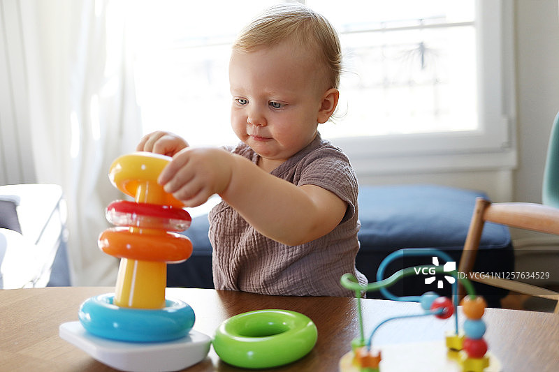 18个月大的女婴在家玩建筑游戏图片素材