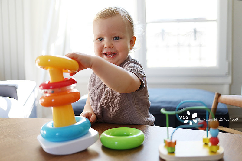 18个月大的女婴在家玩建筑游戏图片素材