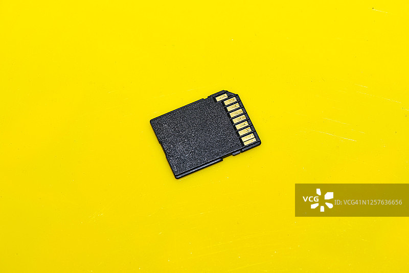 黄色背景上的D卡片图片素材