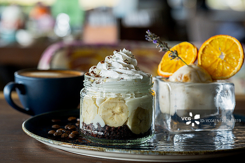 含咖啡和冰淇淋的木兰甜点图片素材