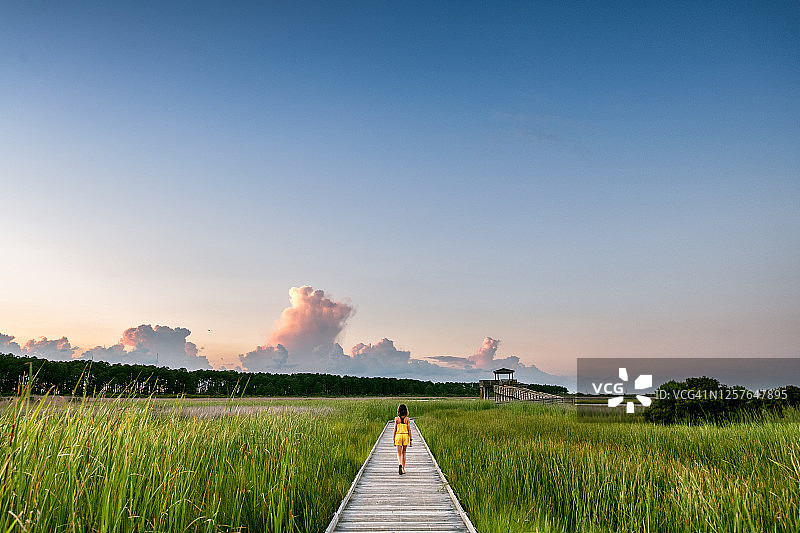 女孩探索外滩图片素材