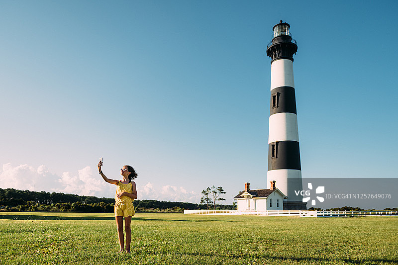 女孩在夏季旅行中自拍图片素材