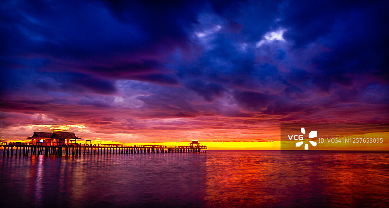 那不勒斯码头上的风暴图片素材